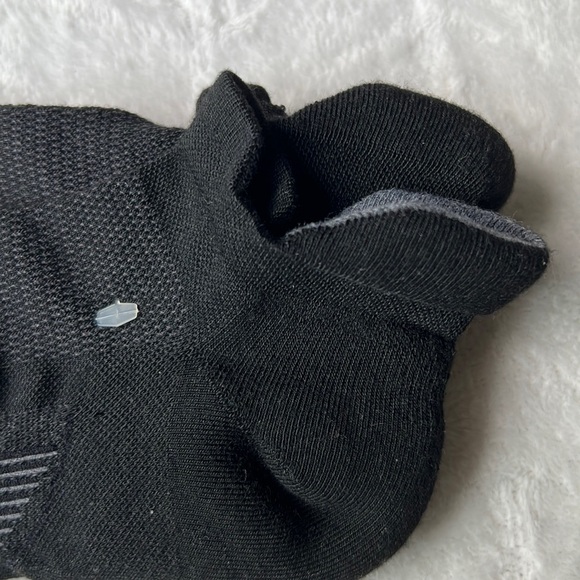 ( 2) Feetures  Elite Max Cushion No Show Tab Socks - Picture 11 of 15